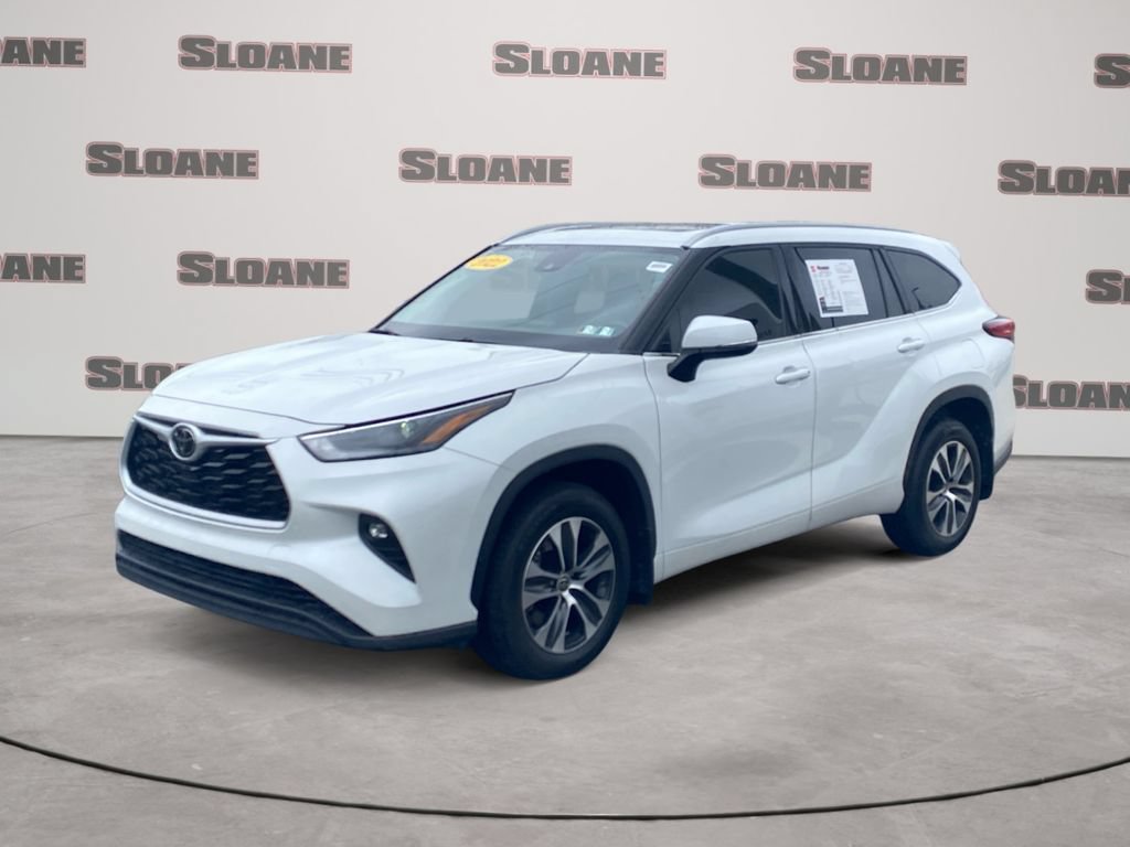 Used 2022 Toyota Highlander XLE AWD/4WD image 1