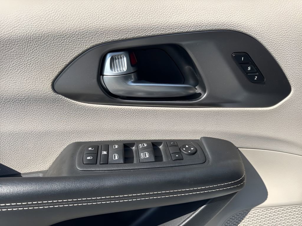 Used 2023 Chrysler Pacifica Touring-L FWD image 28