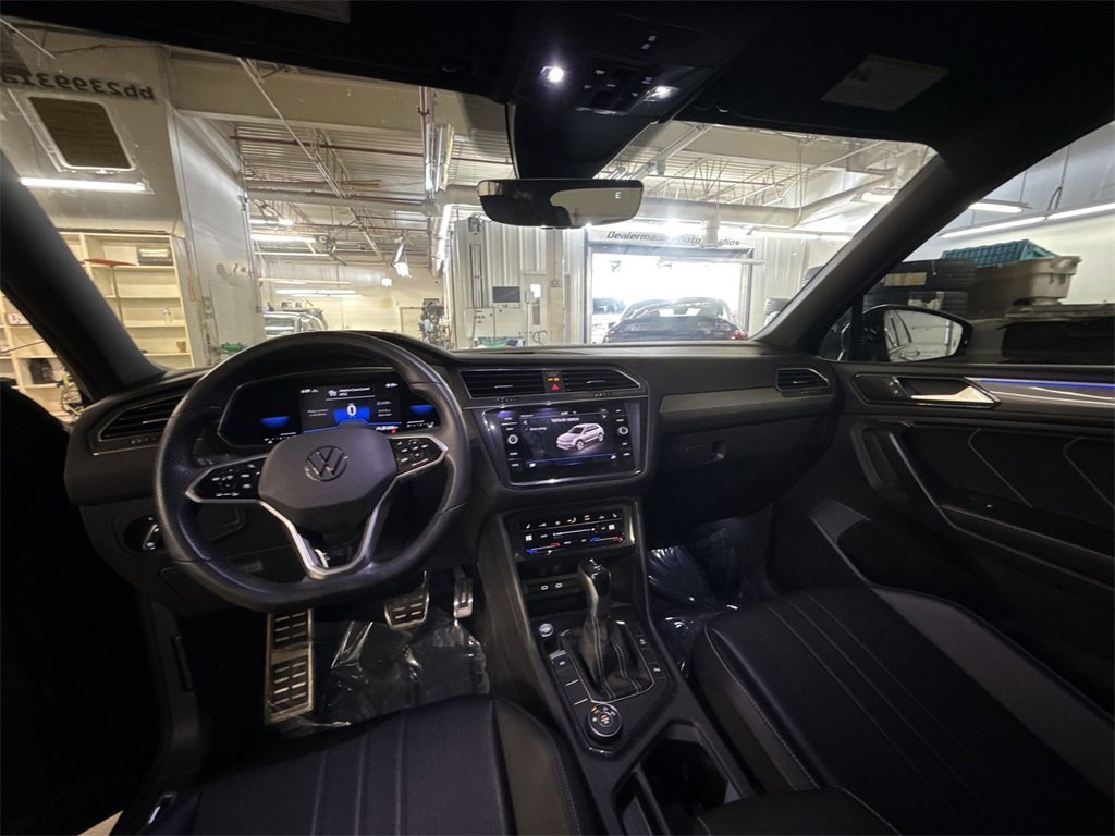 Used 2022 Volkswagen Tiguan SE R-Line image 11