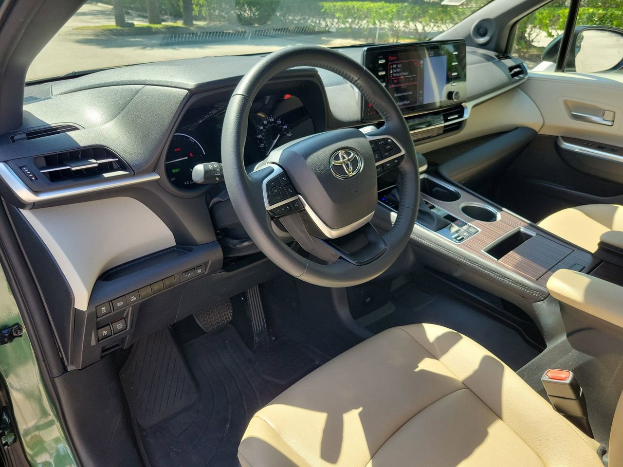 Used 2024 Toyota Sienna XLE AWD/4WD image 17