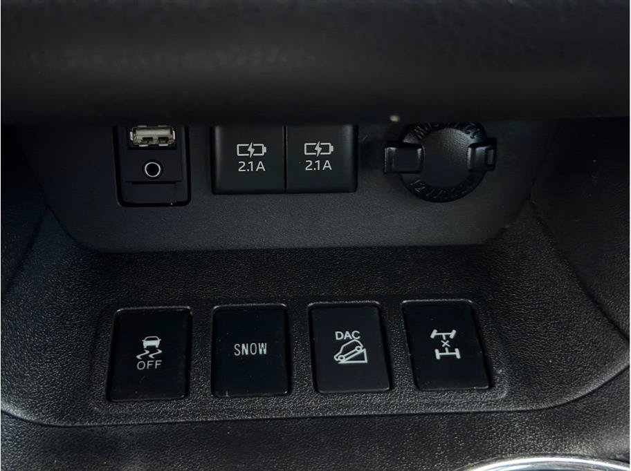 Used 2018 Toyota Highlander LE w/ Carpet Mat Package (TMS) AWD/4WD image 18