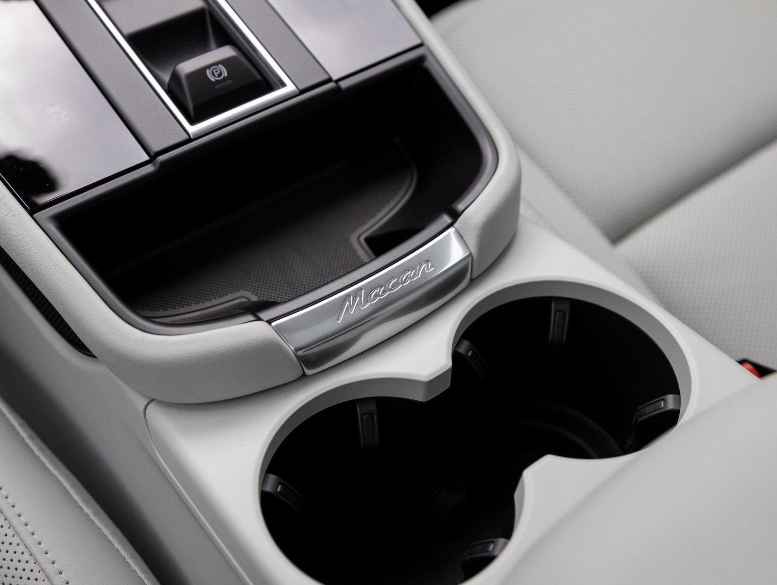 Certified 2025 Porsche Macan AWD/4WD image 29