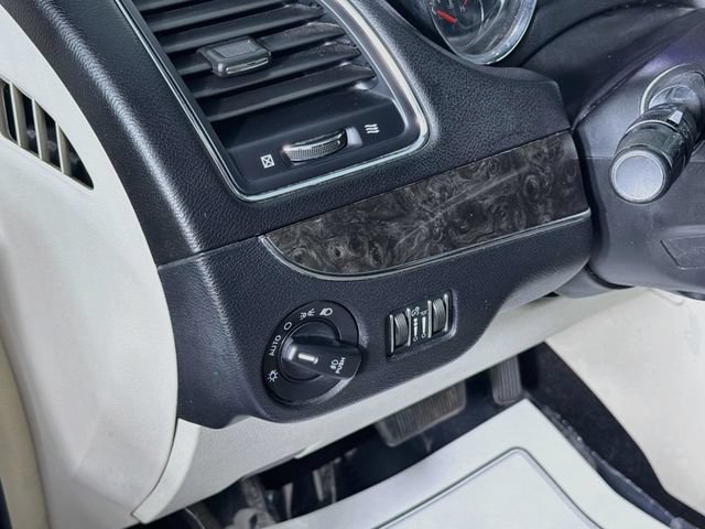 Used 2013 Chrysler Town & Country Touring FWD image 10