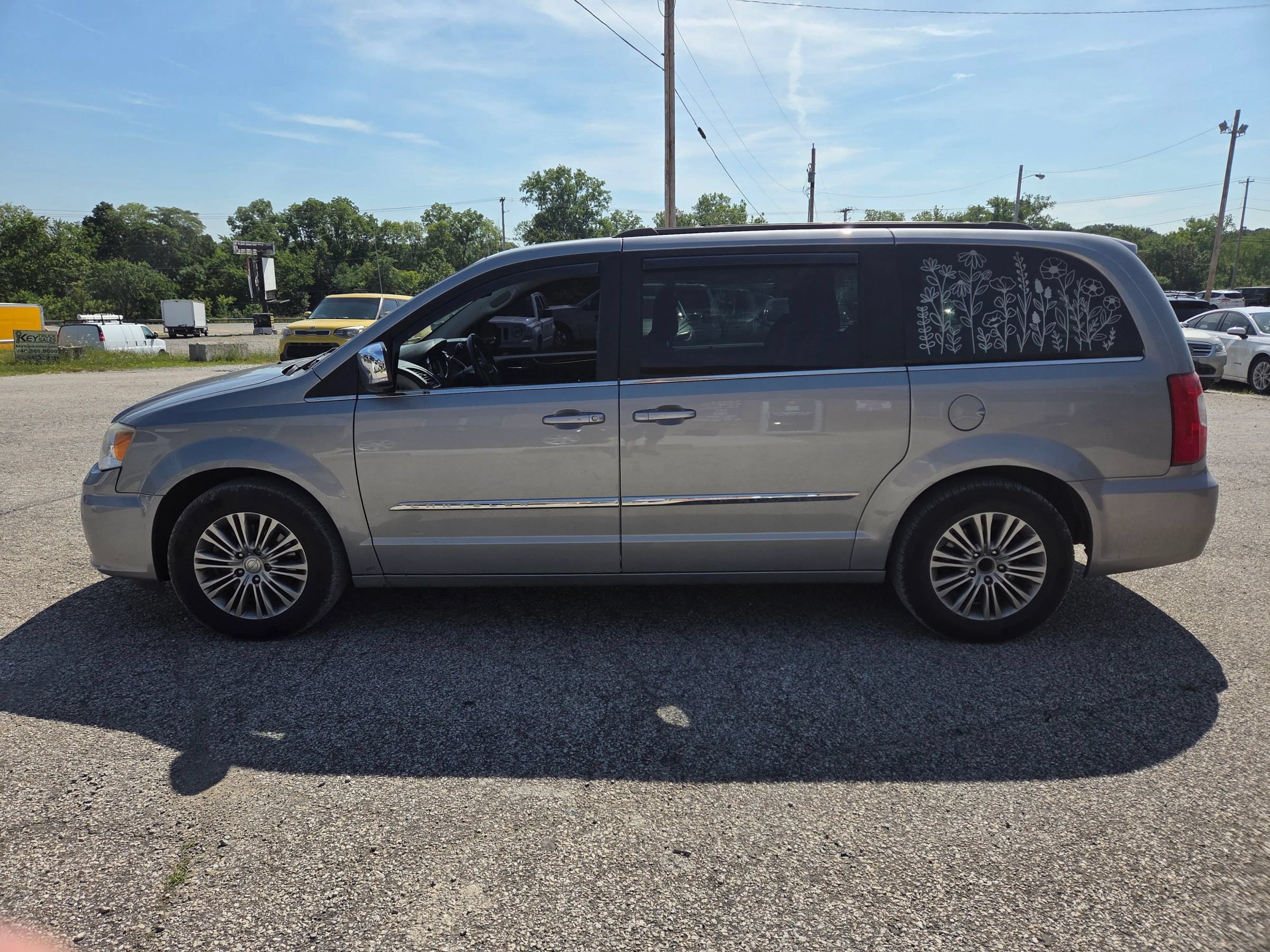 Used 2014 Chrysler Town & Country Touring-L FWD image 1