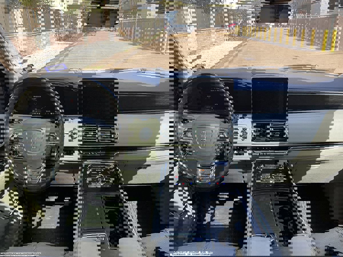 Used 2018 Lincoln Navigator Select w/ Technology Package image 12