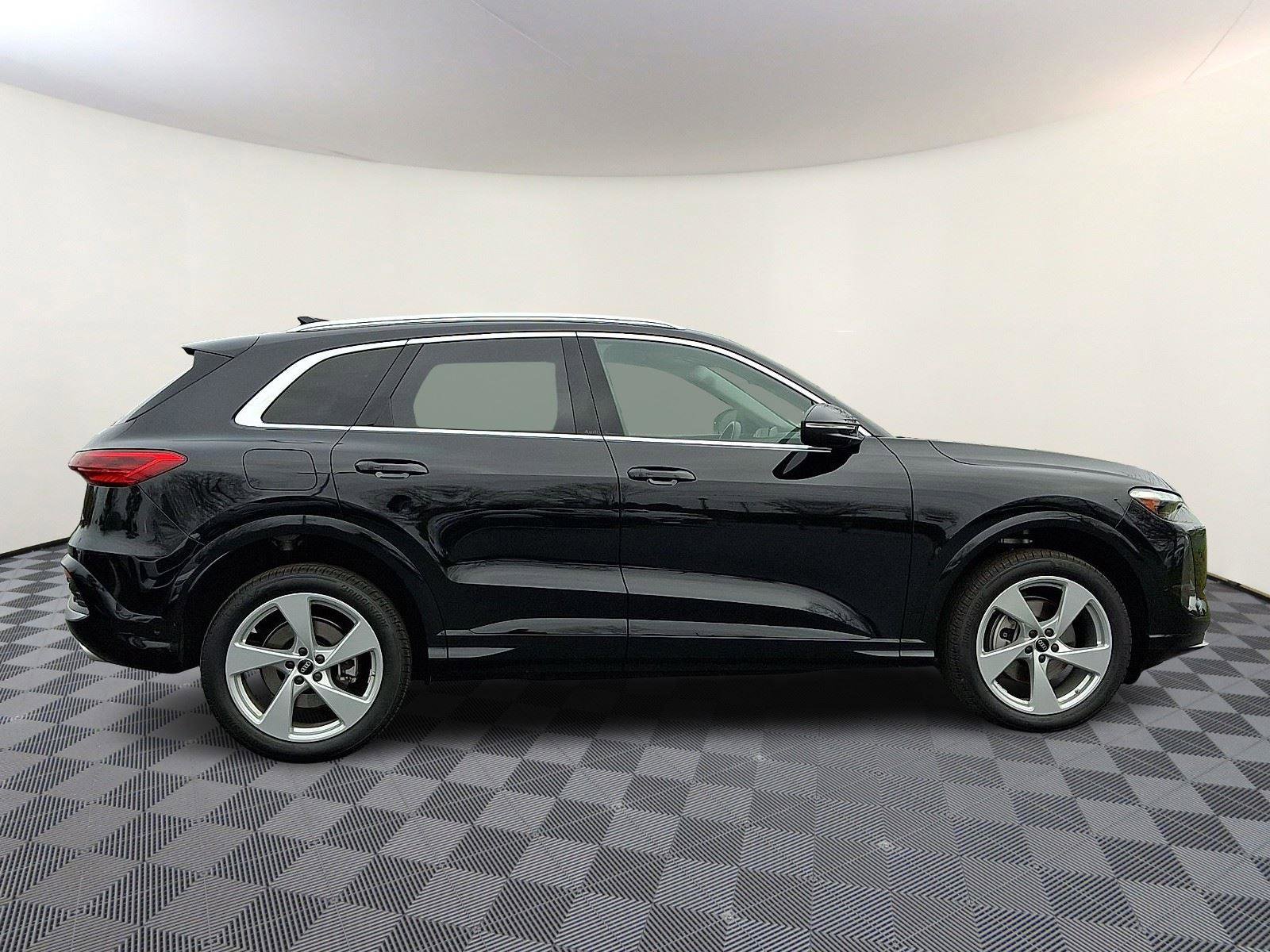 Used 2025 Audi Q5 Premium Plus w/ Premium Plus image 7
