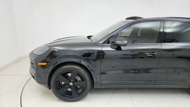 Used 2025 Porsche Cayenne w/ Premium Package image 4