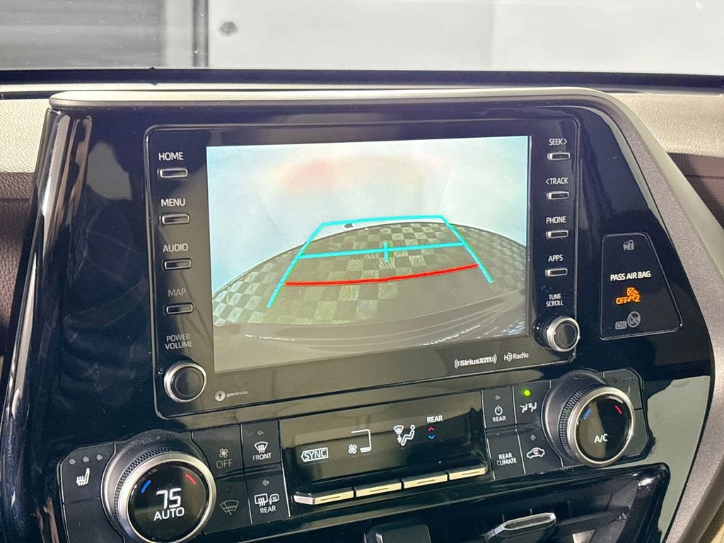 Used 2021 Toyota Highlander XLE image 16