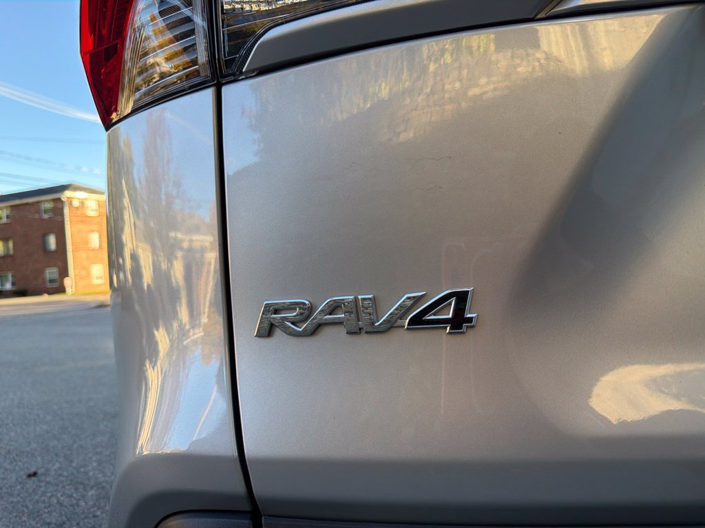 Used 2021 Toyota RAV4 LE AWD/4WD image 12
