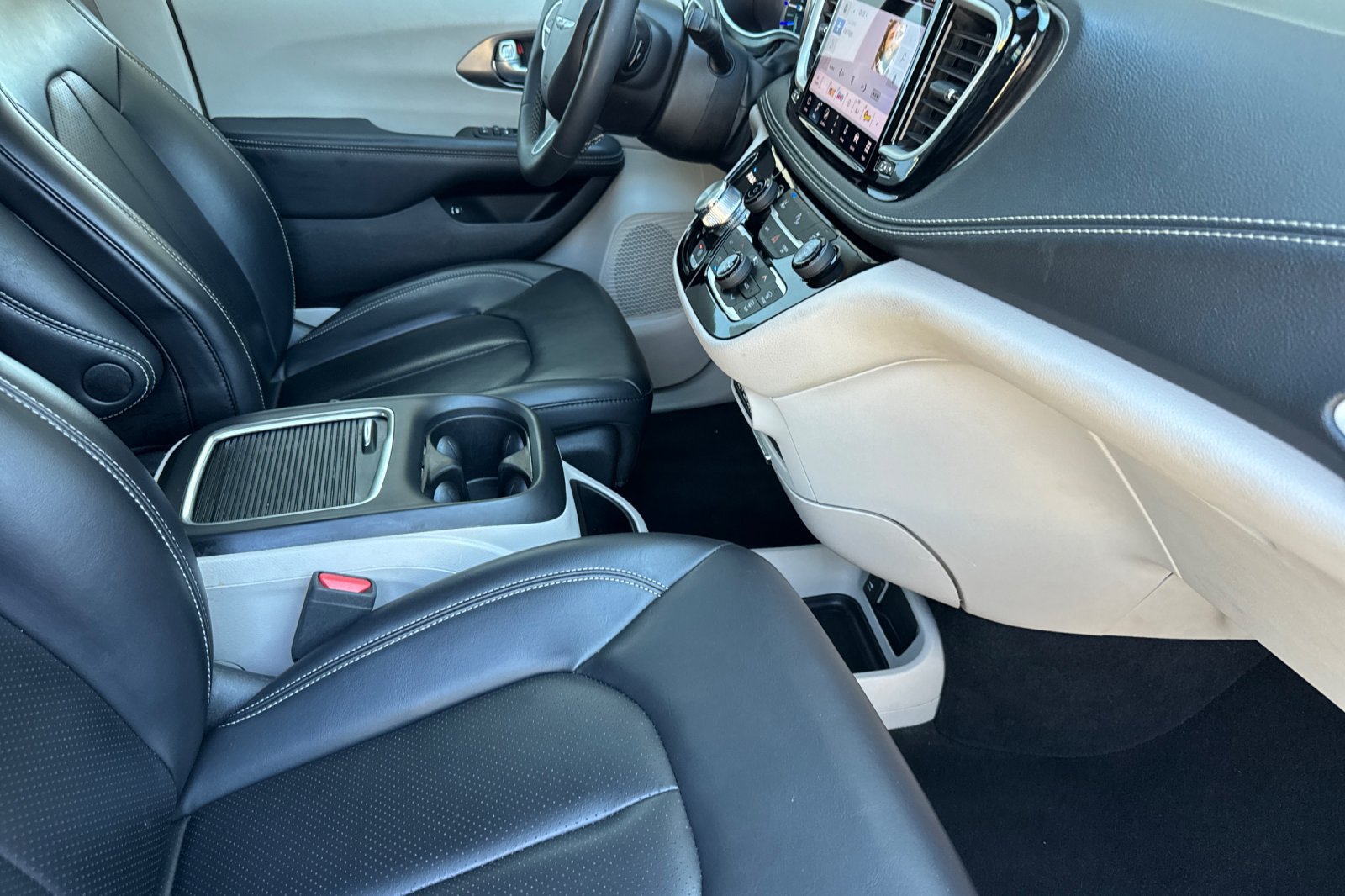 Used 2024 Chrysler Pacifica Limited FWD image 18