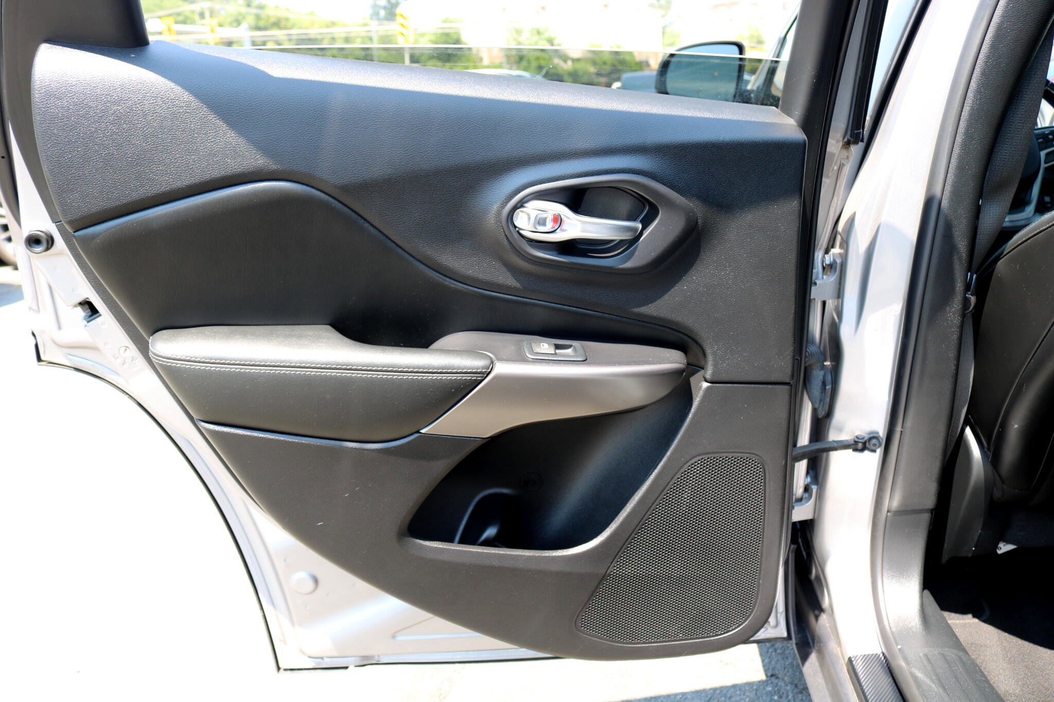 Used 2020 Jeep Cherokee Limited image 37