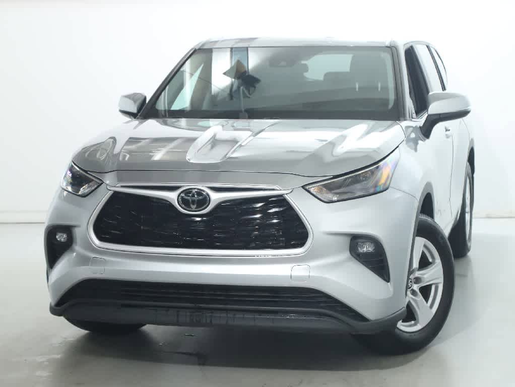 Used 2023 Toyota Highlander LE AWD/4WD image 3