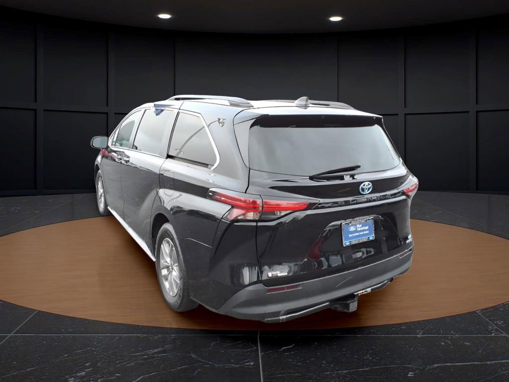 Used 2022 Toyota Sienna LE image 5