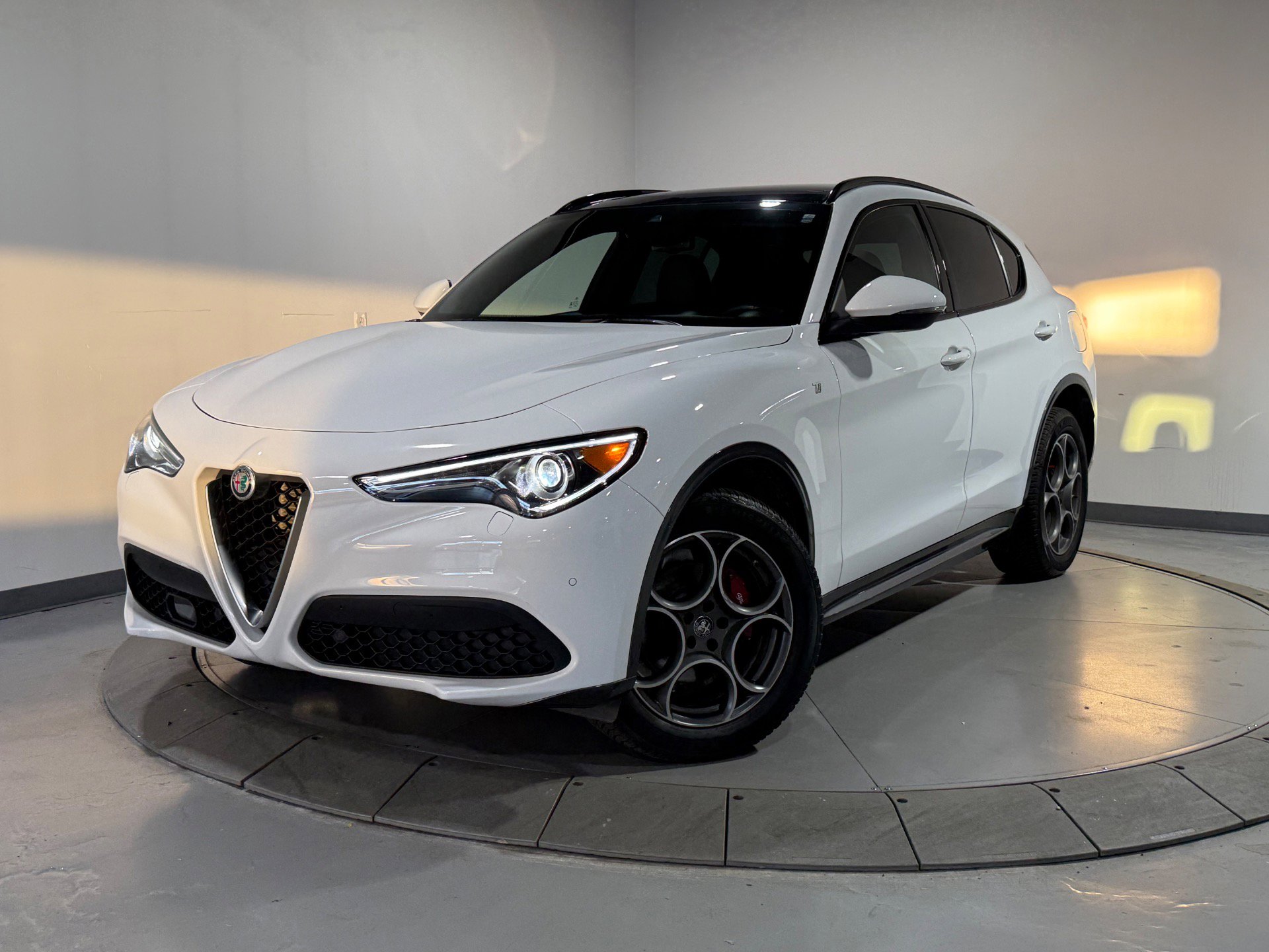 Used 2022 Alfa Romeo Stelvio Ti image 2