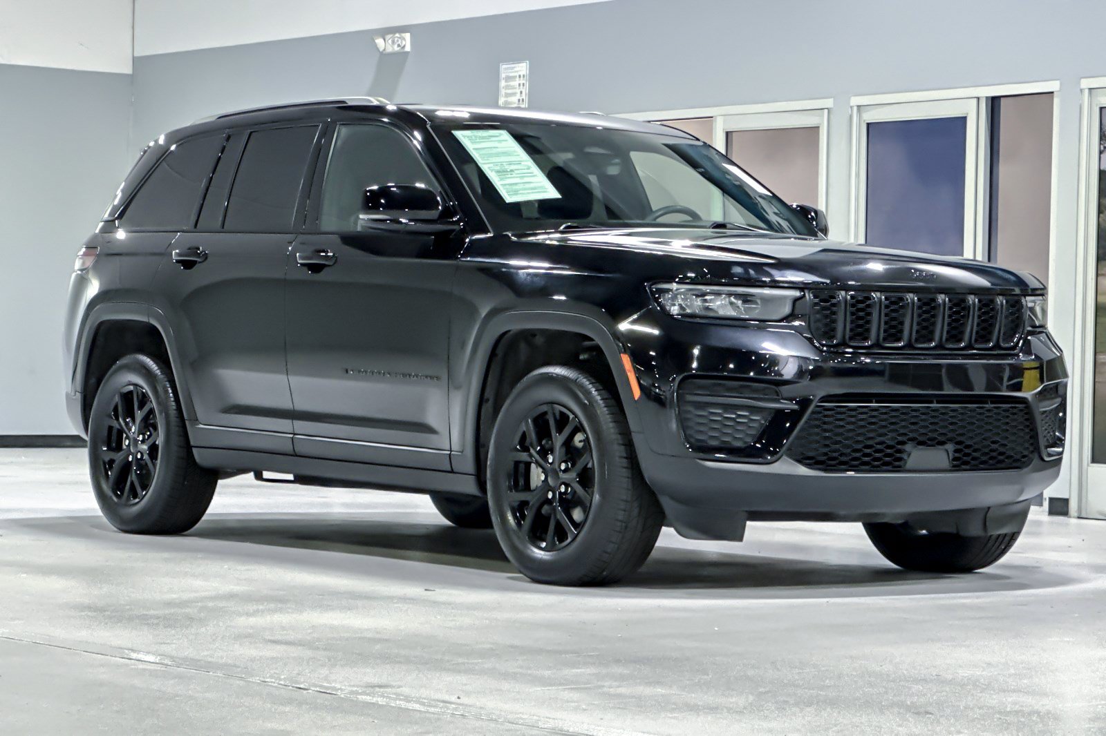 Used 2025 Jeep Grand Cherokee Altitude AWD/4WD image 6