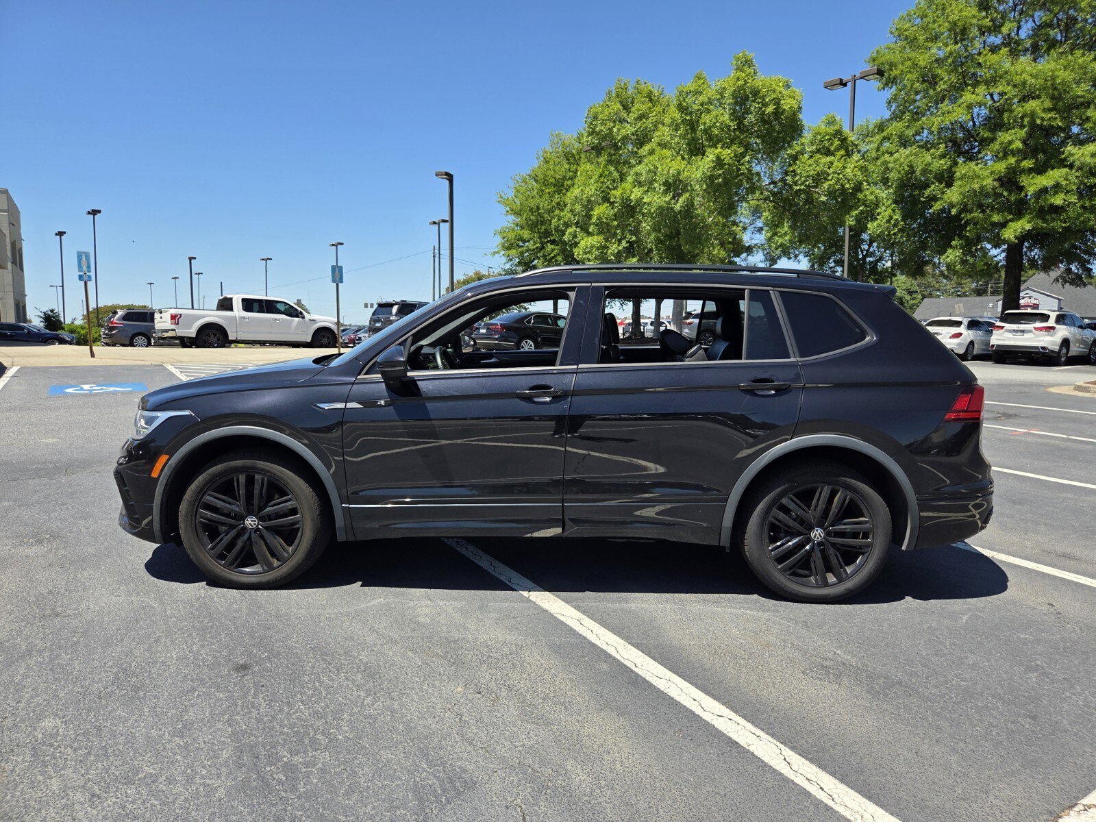 Used 2022 Volkswagen Tiguan SE R-Line FWD image 9