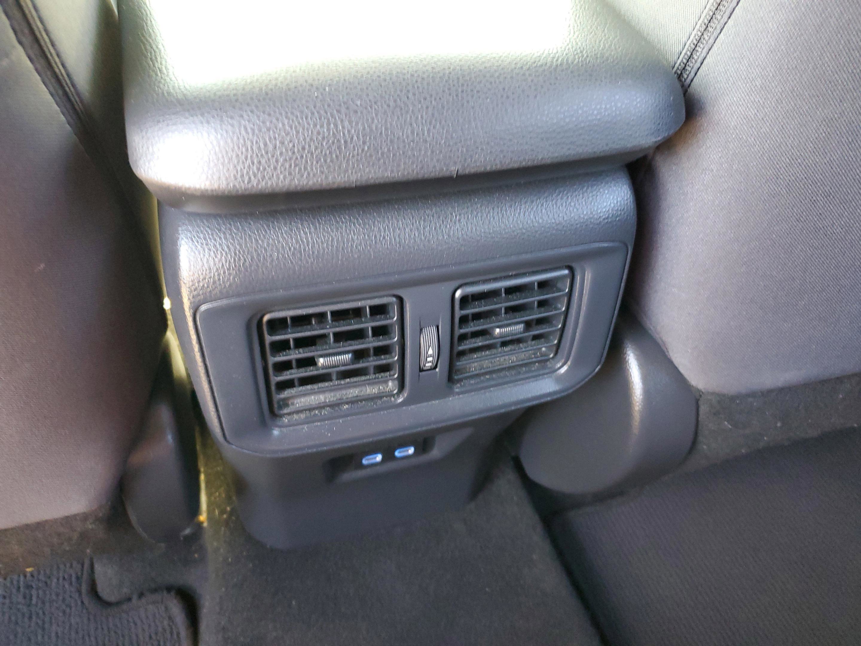 Used 2022 Toyota RAV4 SE image 9