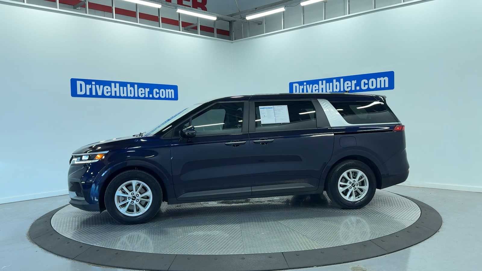 Used 2023 Kia Carnival LX FWD image 4