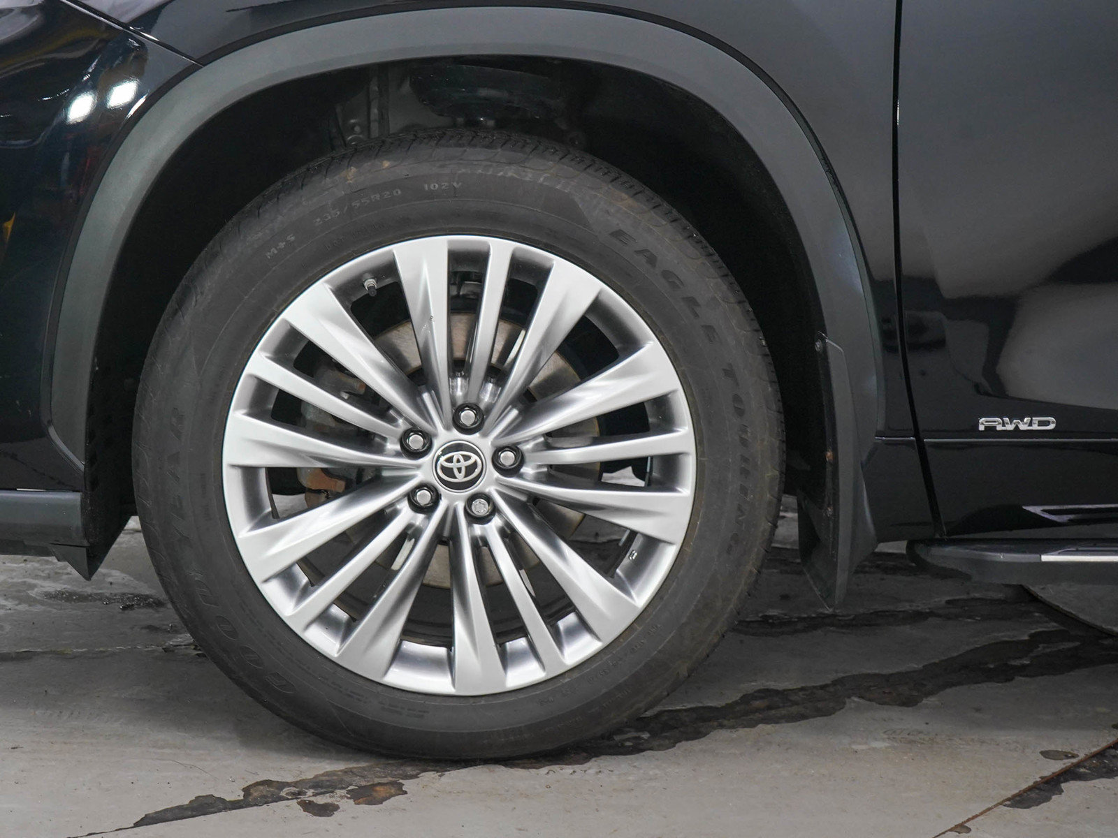 Used 2025 Toyota Highlander Platinum AWD/4WD image 30