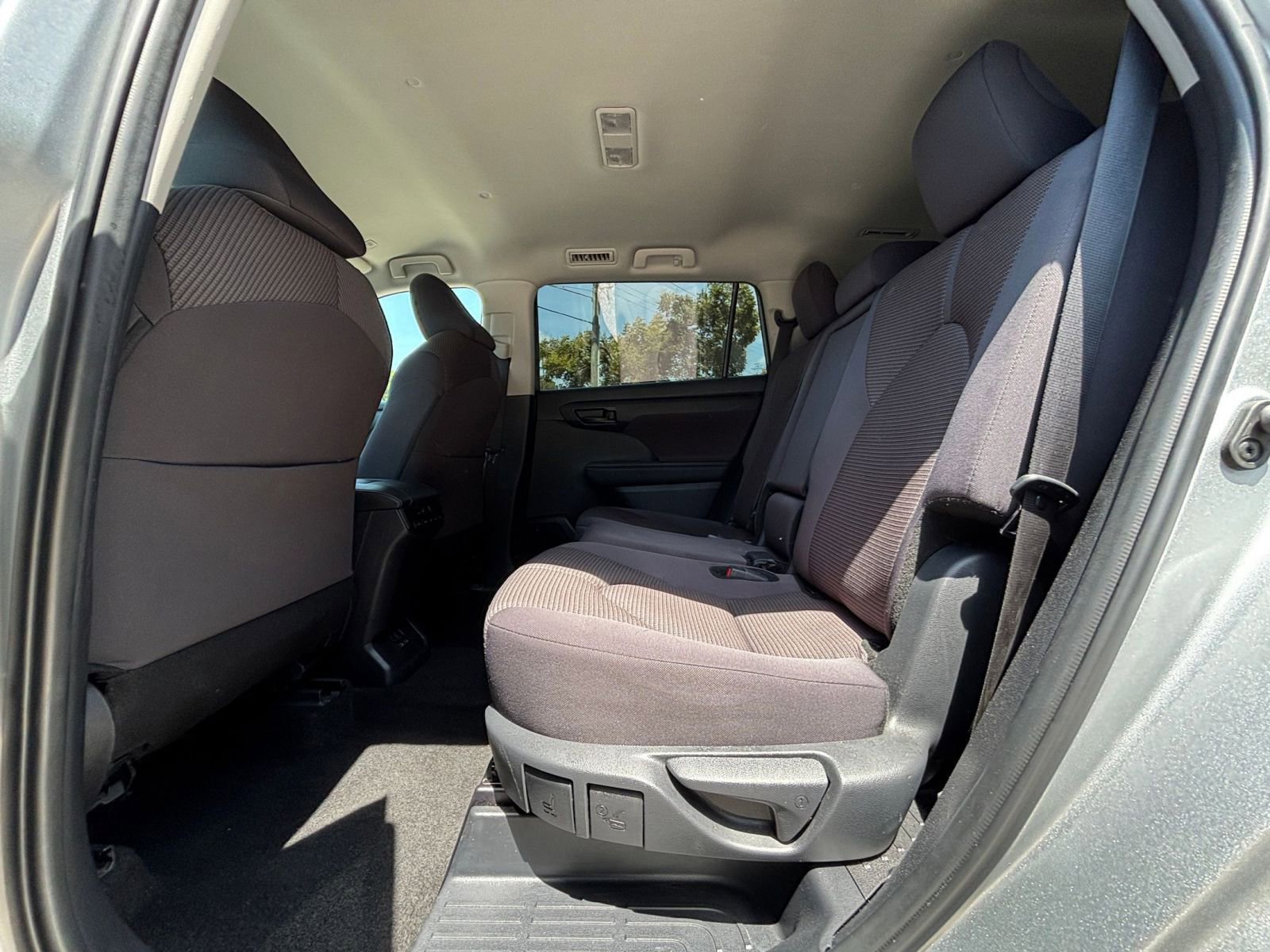 Used 2025 Toyota Highlander LE FWD image 23