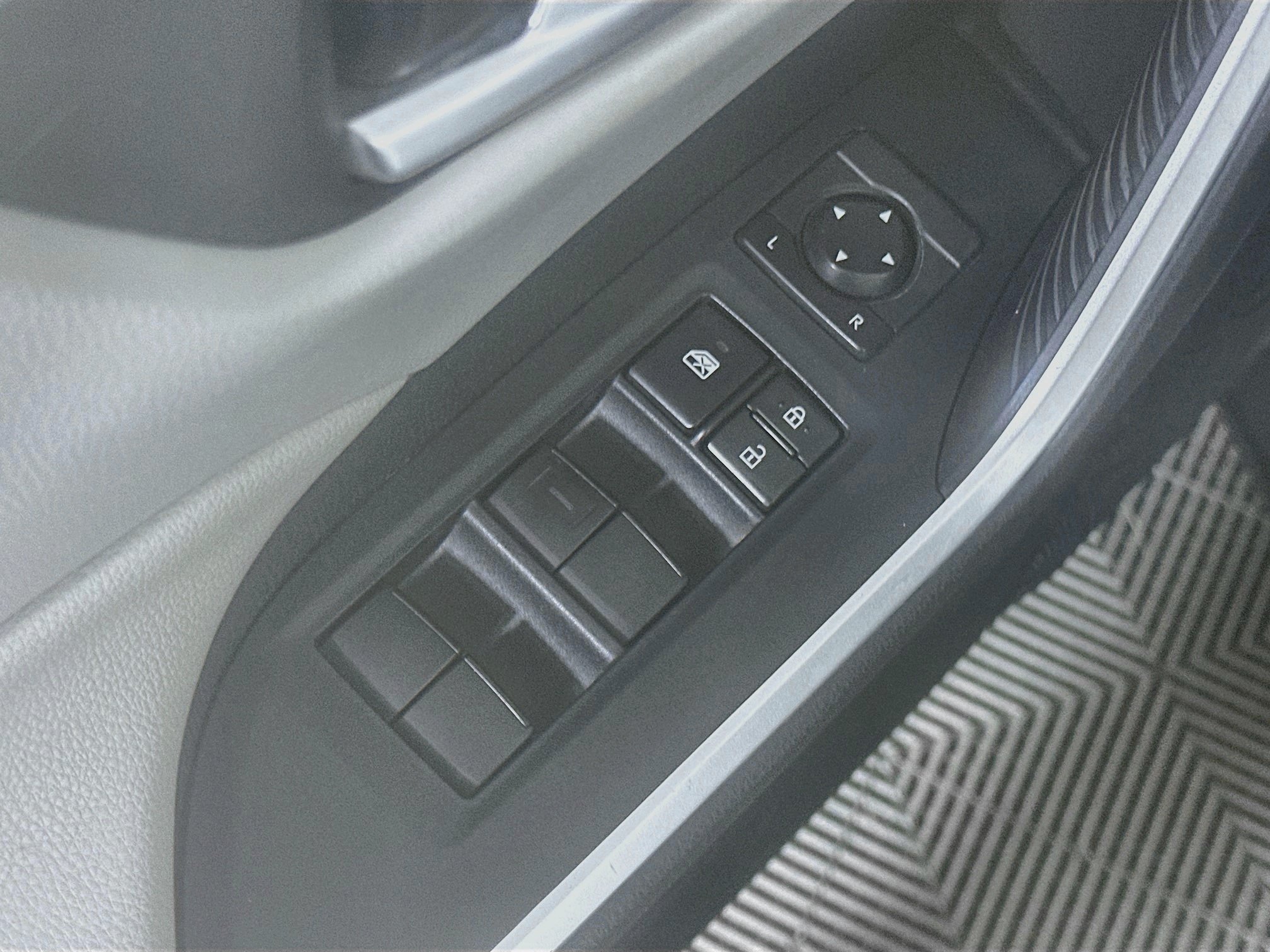 Used 2019 Toyota RAV4 XLE w/ Convenience Package AWD/4WD image 15