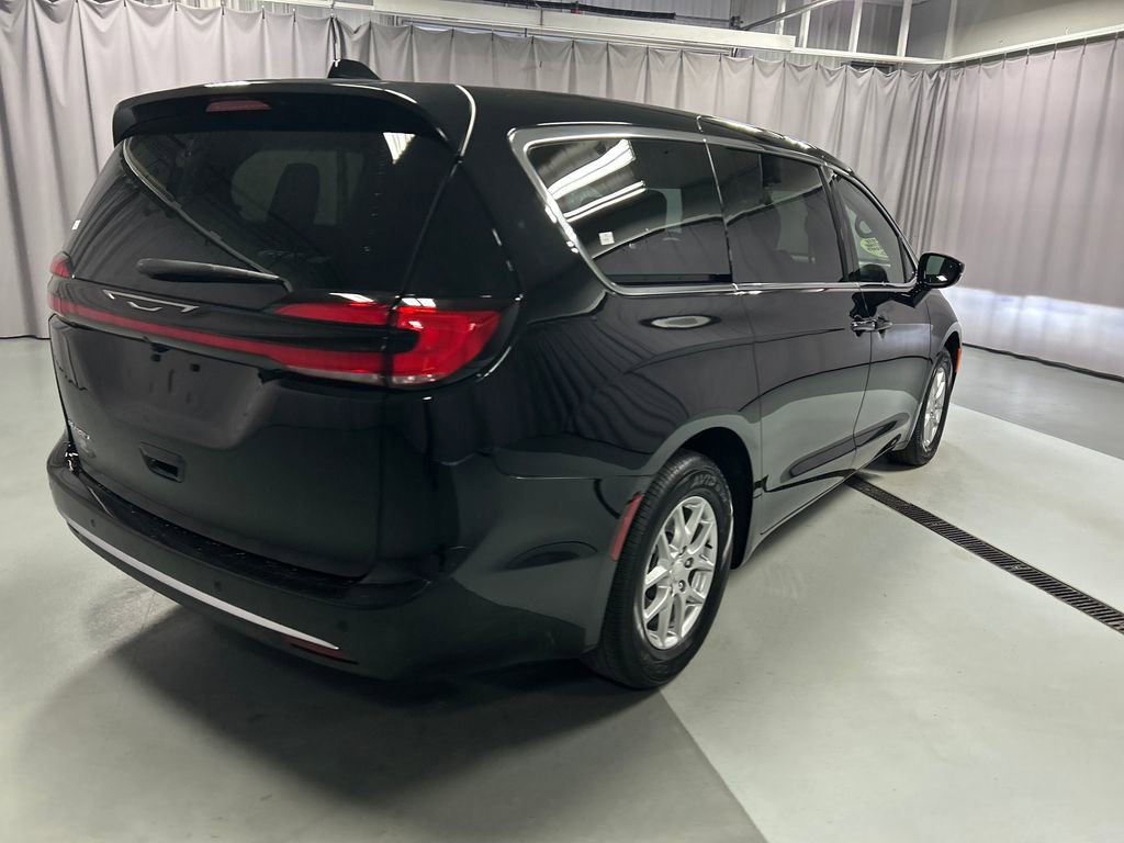 New 2027 Chrysler Pacifica Select FWD image 7