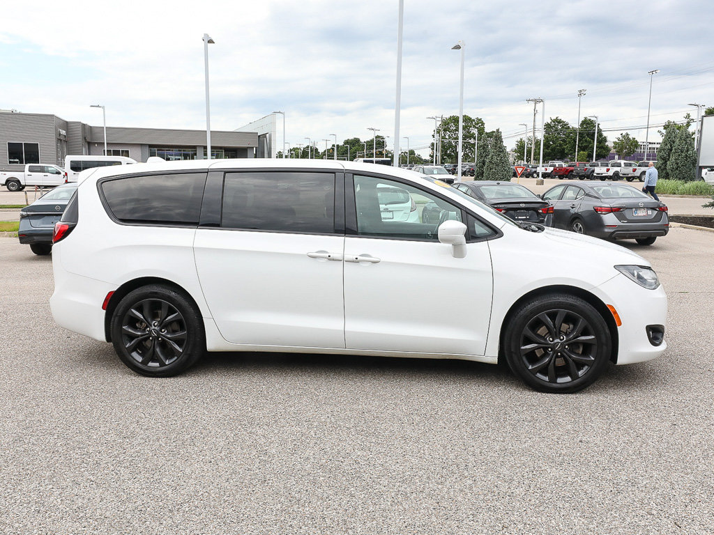 Used 2018 Chrysler Pacifica Touring Plus w/ S Appearance Package FWD image 7
