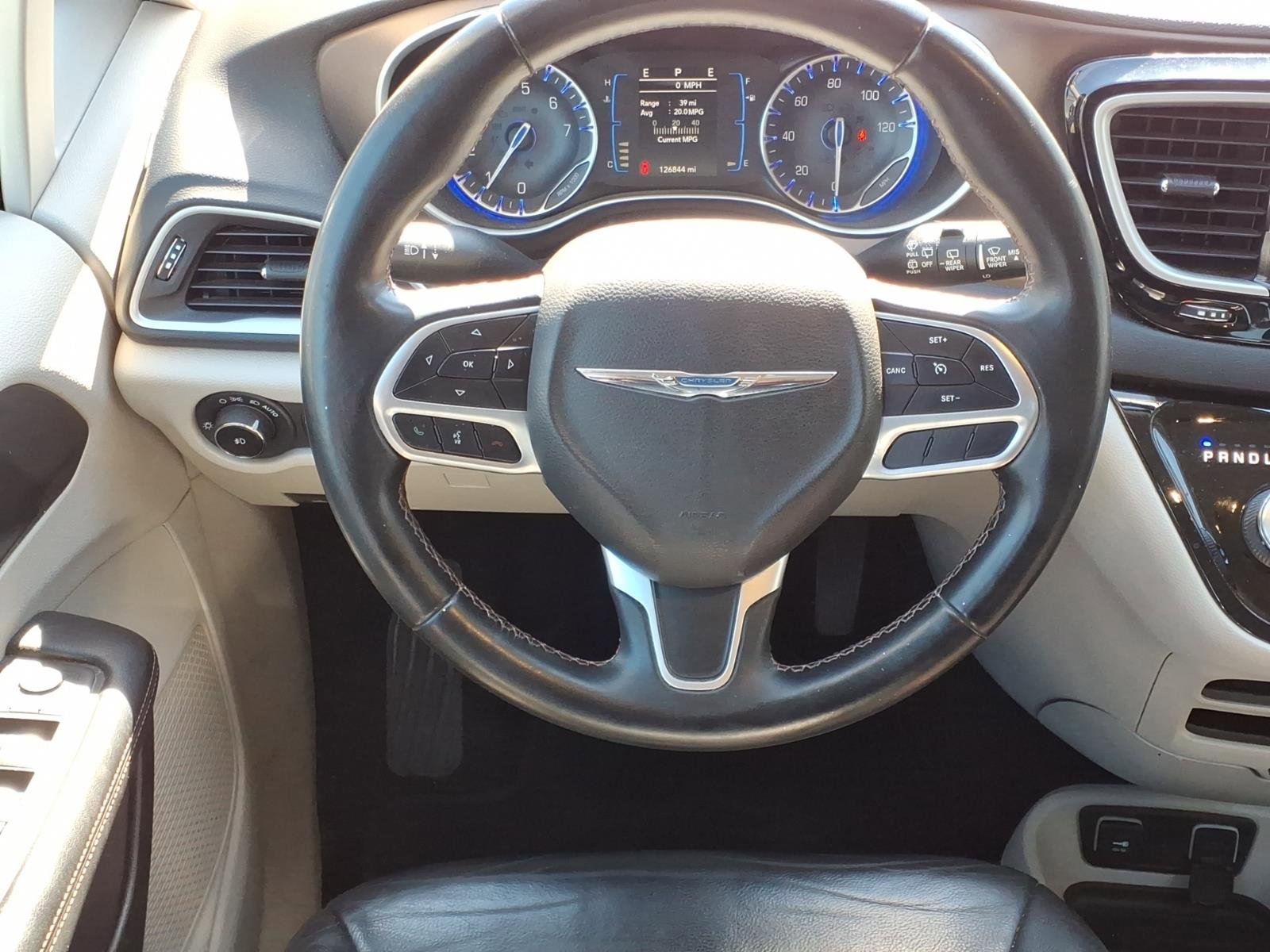 Used 2017 Chrysler Pacifica Touring-L FWD image 5