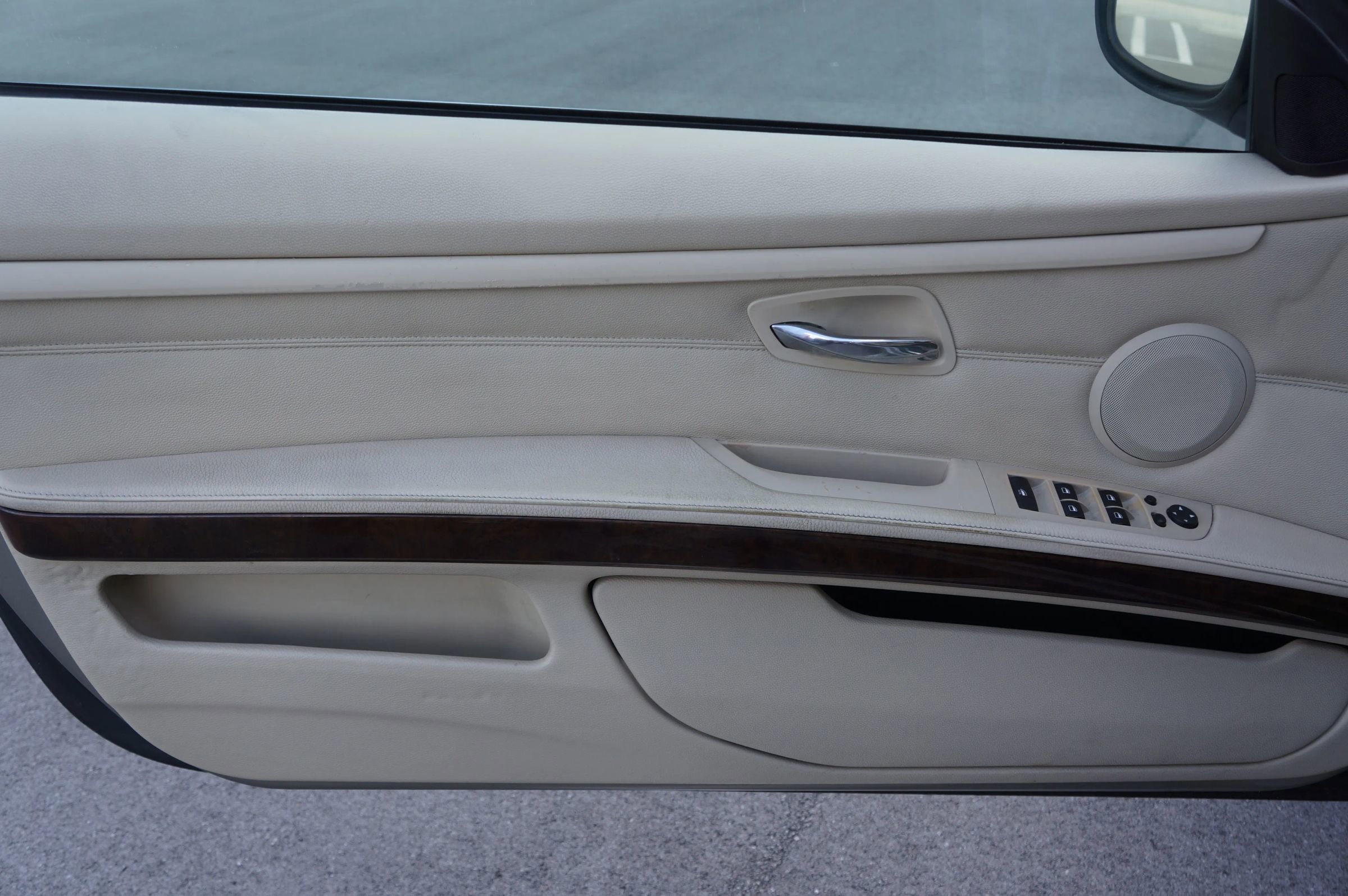 Used 2010 BMW 335i Convertible image 23