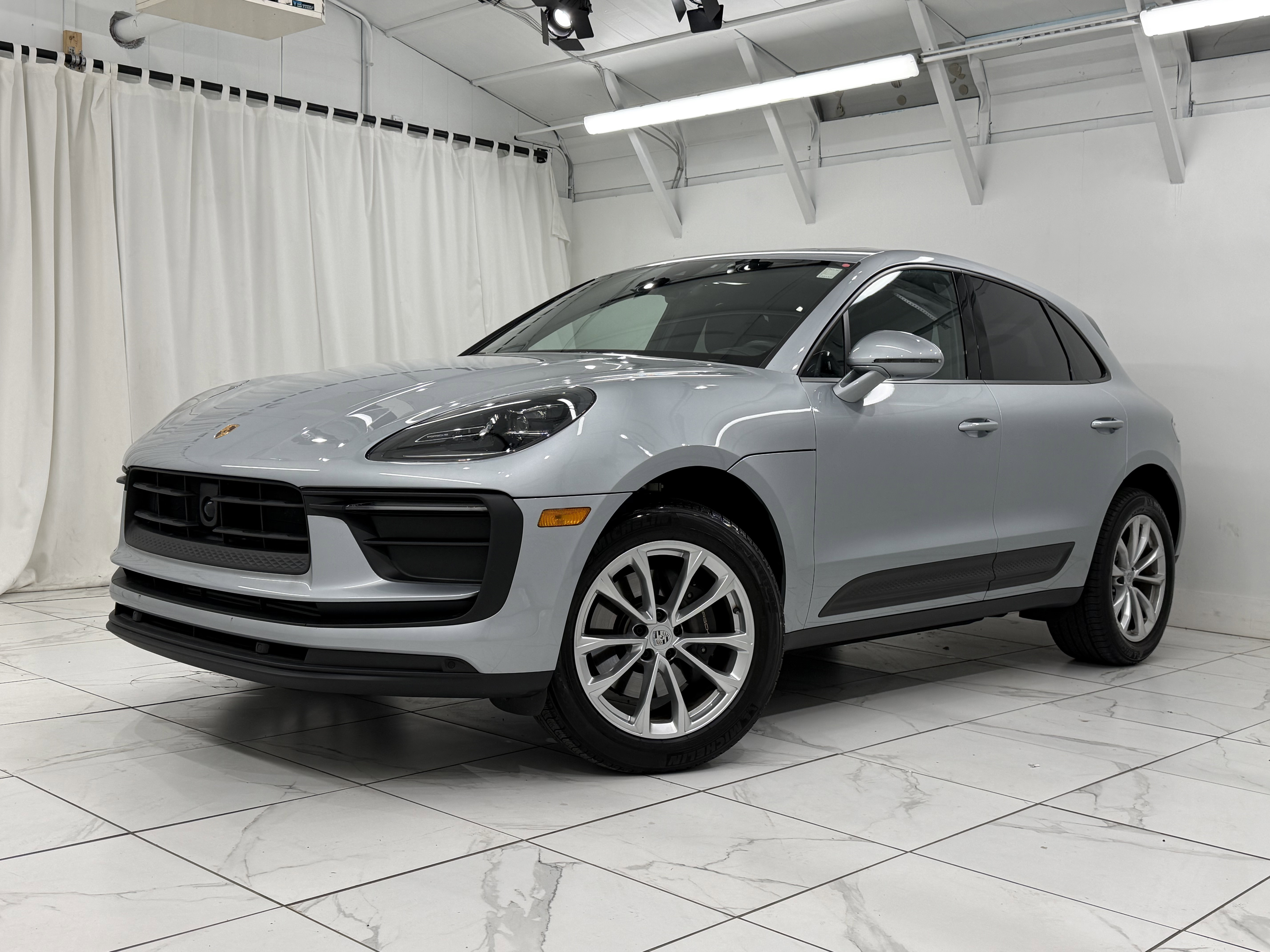 Certified 2025 Porsche Macan image 6