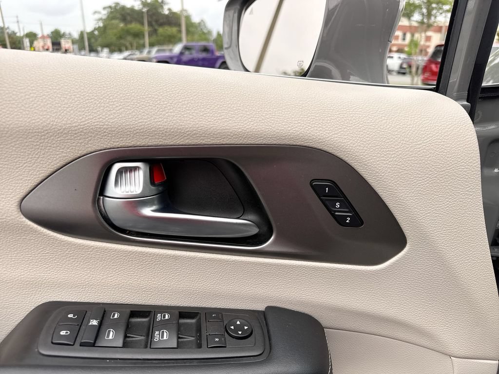 Used 2022 Chrysler Pacifica Touring-L FWD image 13