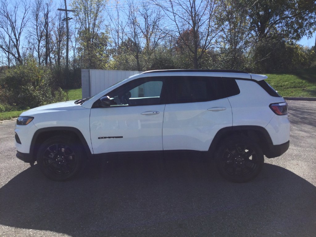 Used 2025 Jeep Compass Latitude w/ Convenience Group AWD/4WD image 4