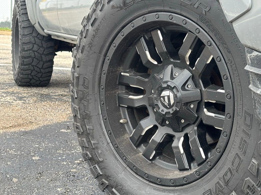 Used 2018 Toyota Tacoma Limited image 2