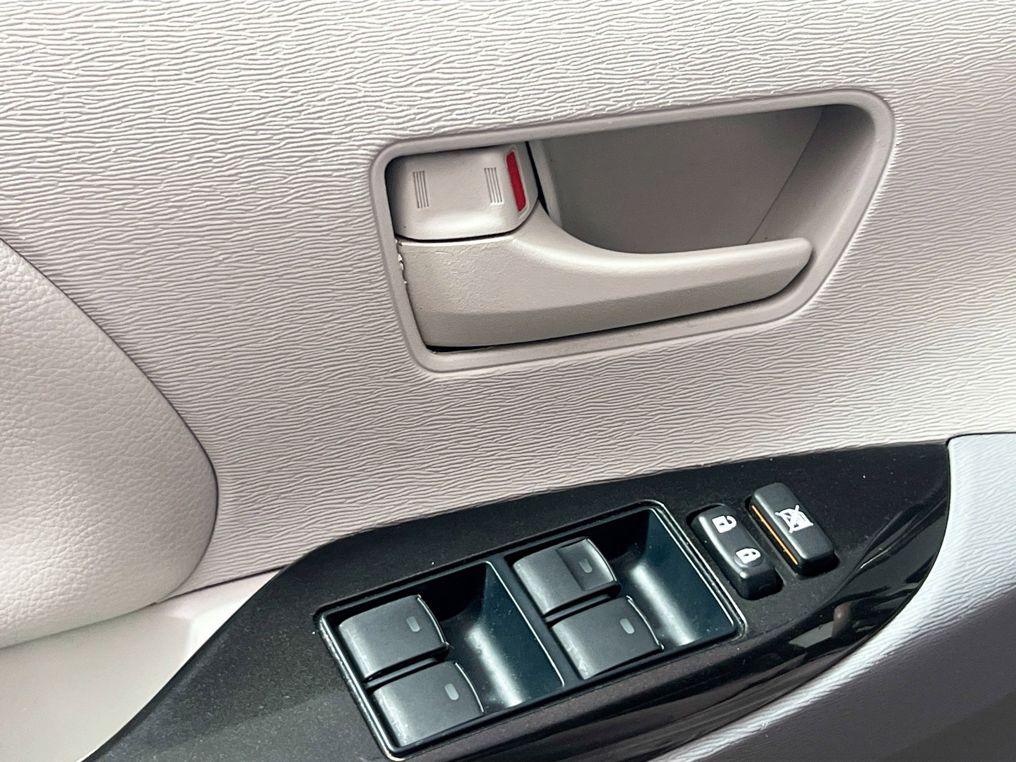 Used 2013 Toyota Sienna LE w/ Towing Pkg image 15