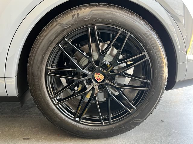 Used 2025 Porsche Cayenne S AWD/4WD image 10