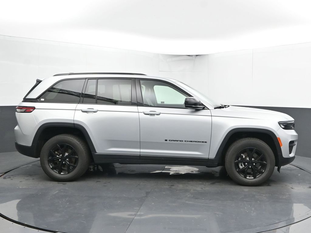 Used 2024 Jeep Grand Cherokee Altitude image 12