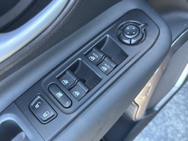 Used 2023 Jeep Renegade Latitude w/ Premium Group AWD/4WD image 13