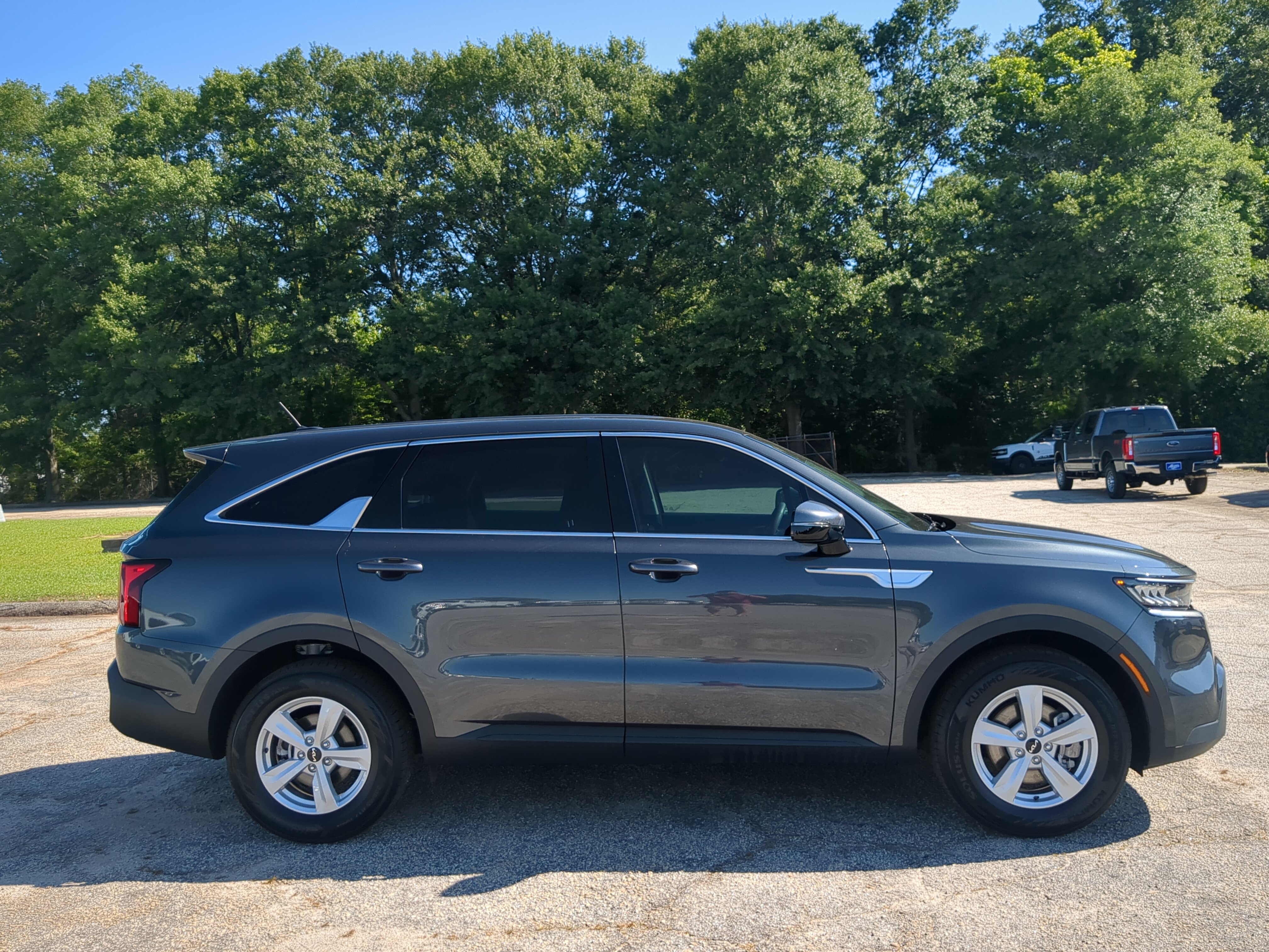 Used 2023 Kia Sorento LX FWD image 2