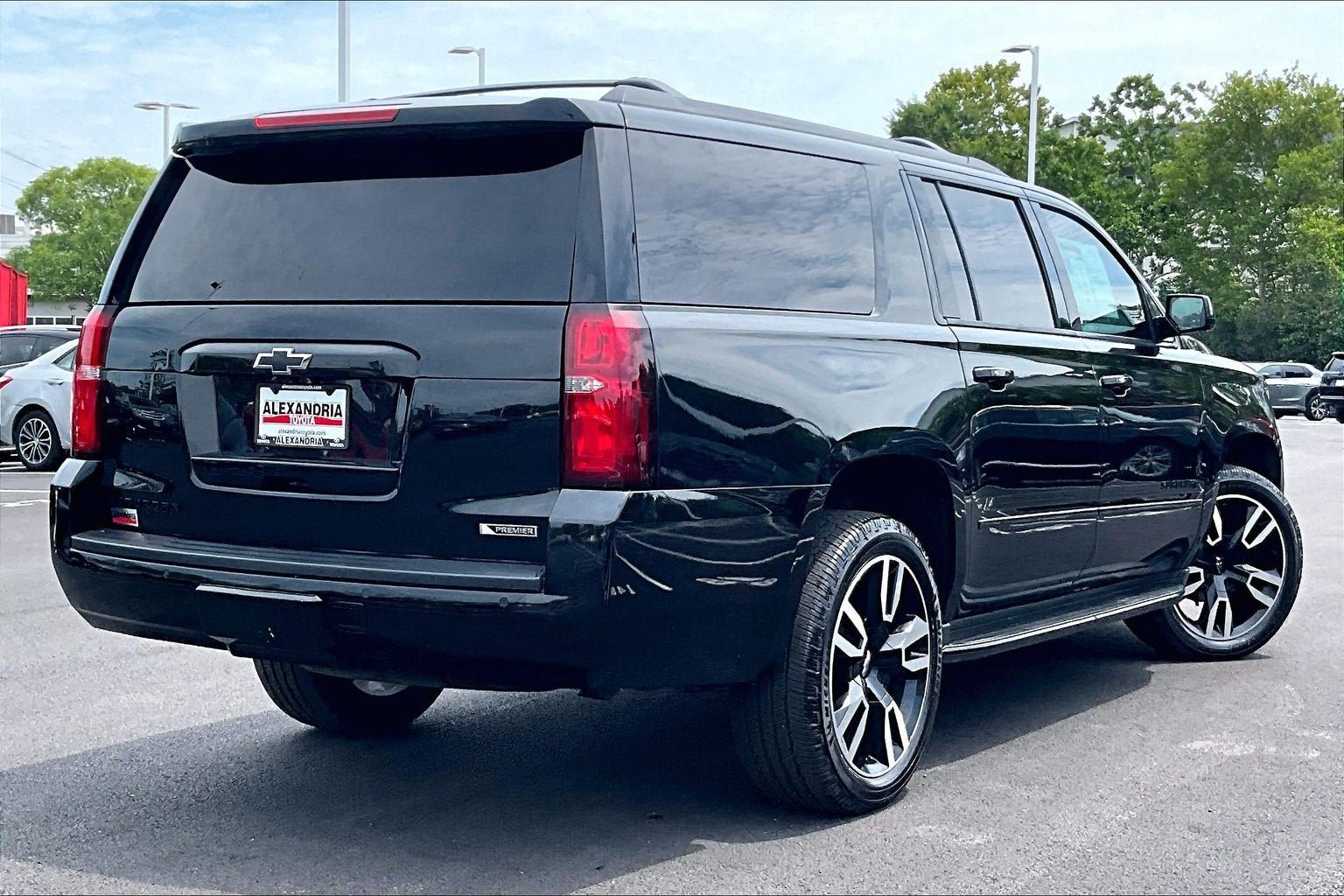 Used 2018 Chevrolet Suburban Premier AWD/4WD image 12