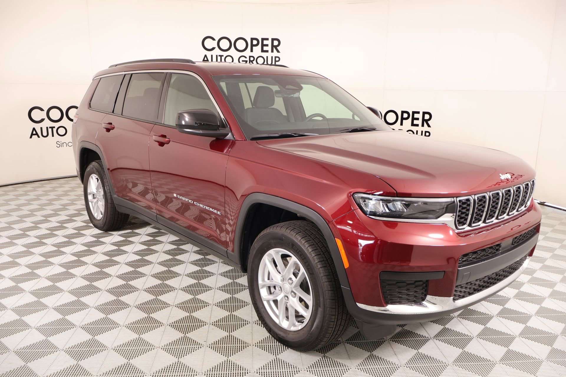 Used 2025 Jeep Grand Cherokee L Laredo w/ Luxury Tech Group I AWD/4WD image 1