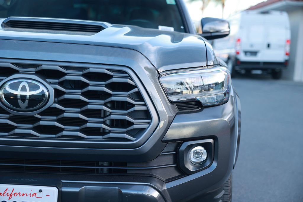 Used 2022 Toyota Tacoma TRD Sport w/ Technology Package image 5