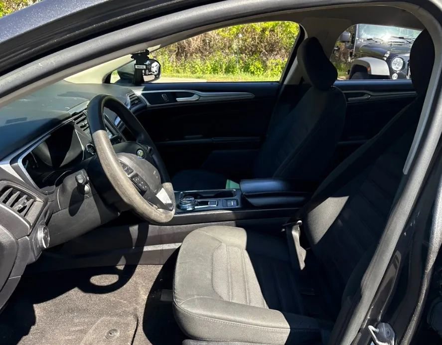 Used 2020 Ford Fusion SE FWD image 2
