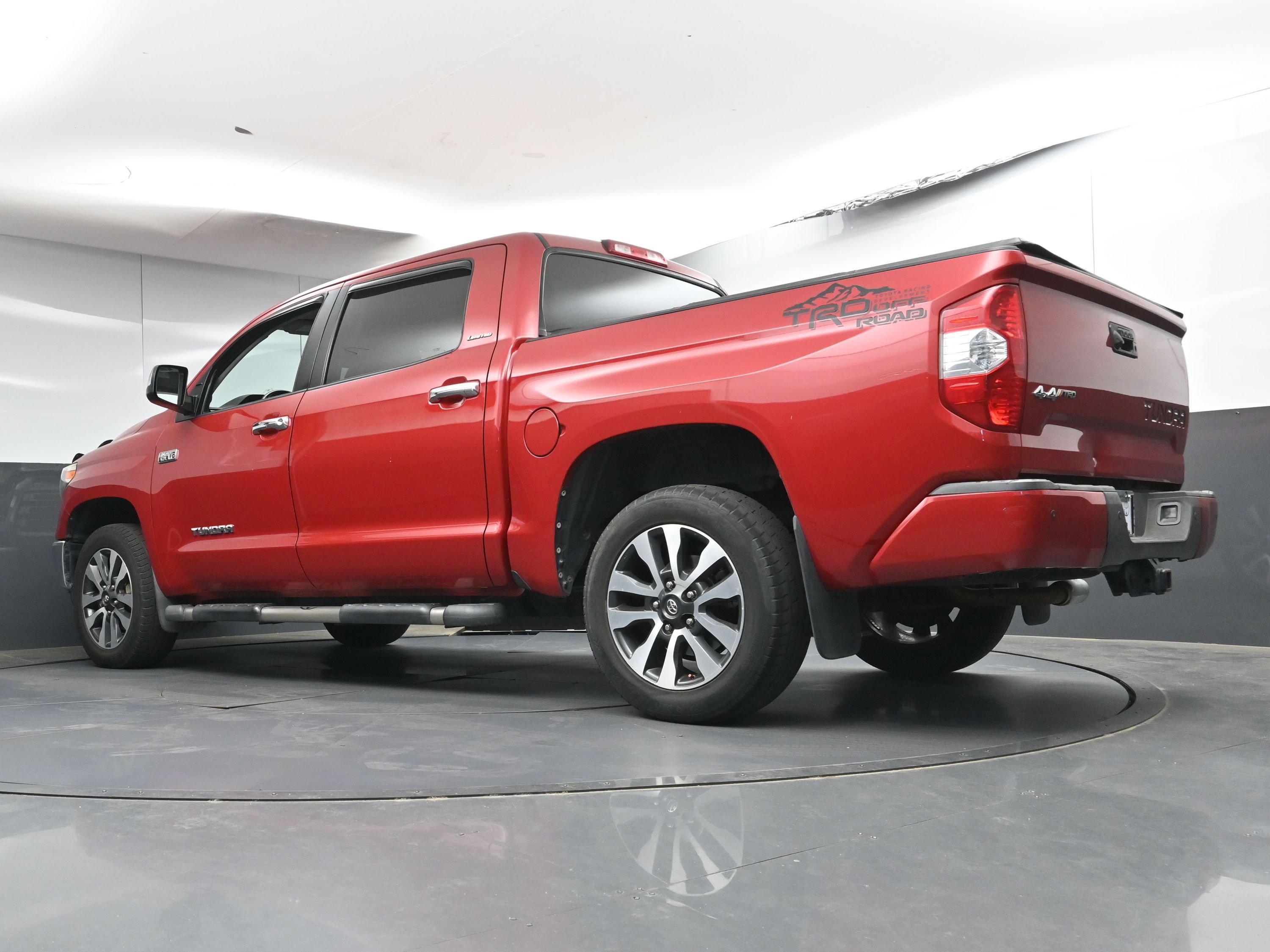 Used 2018 Toyota Tundra Limited w/ Limited Premium Package AWD/4WD image 31