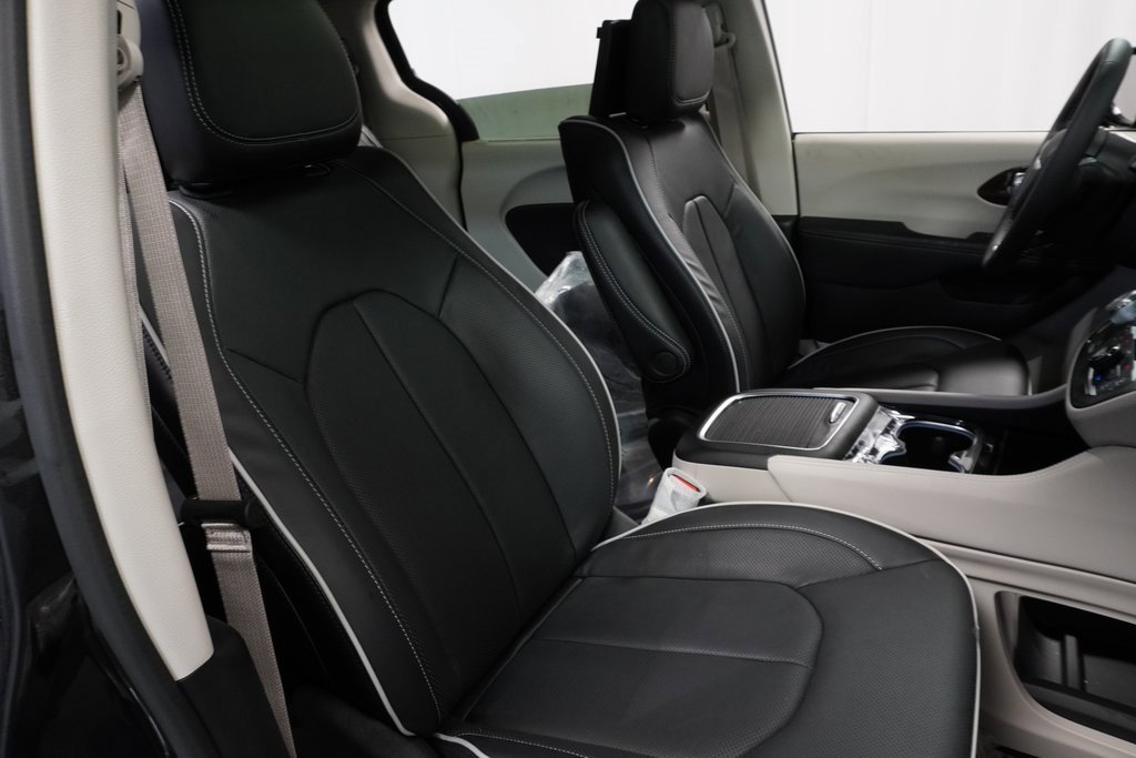 New 2023 Chrysler Pacifica Limited w/ Uconnect Theater Family Group image 35