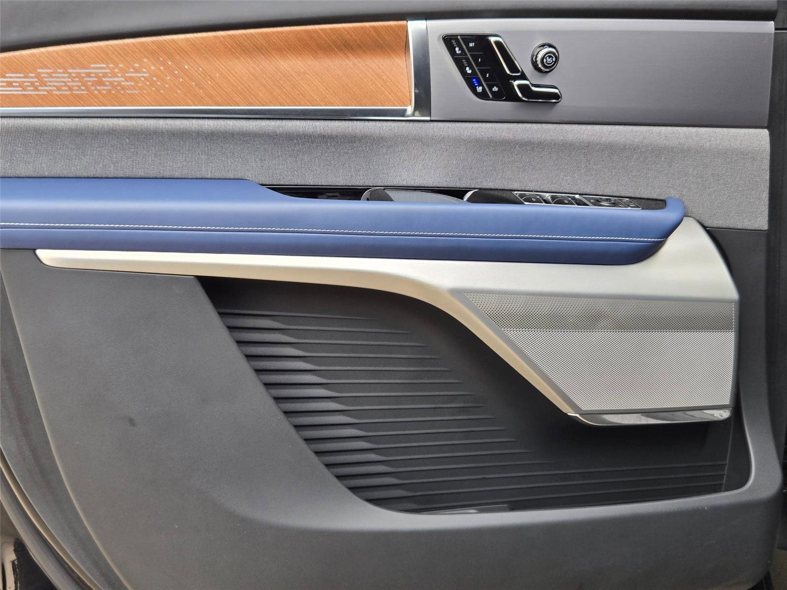 New 2026 Cadillac Vistiq Premium Luxury w/ LPO, Floor Liner Package AWD/4WD image 25