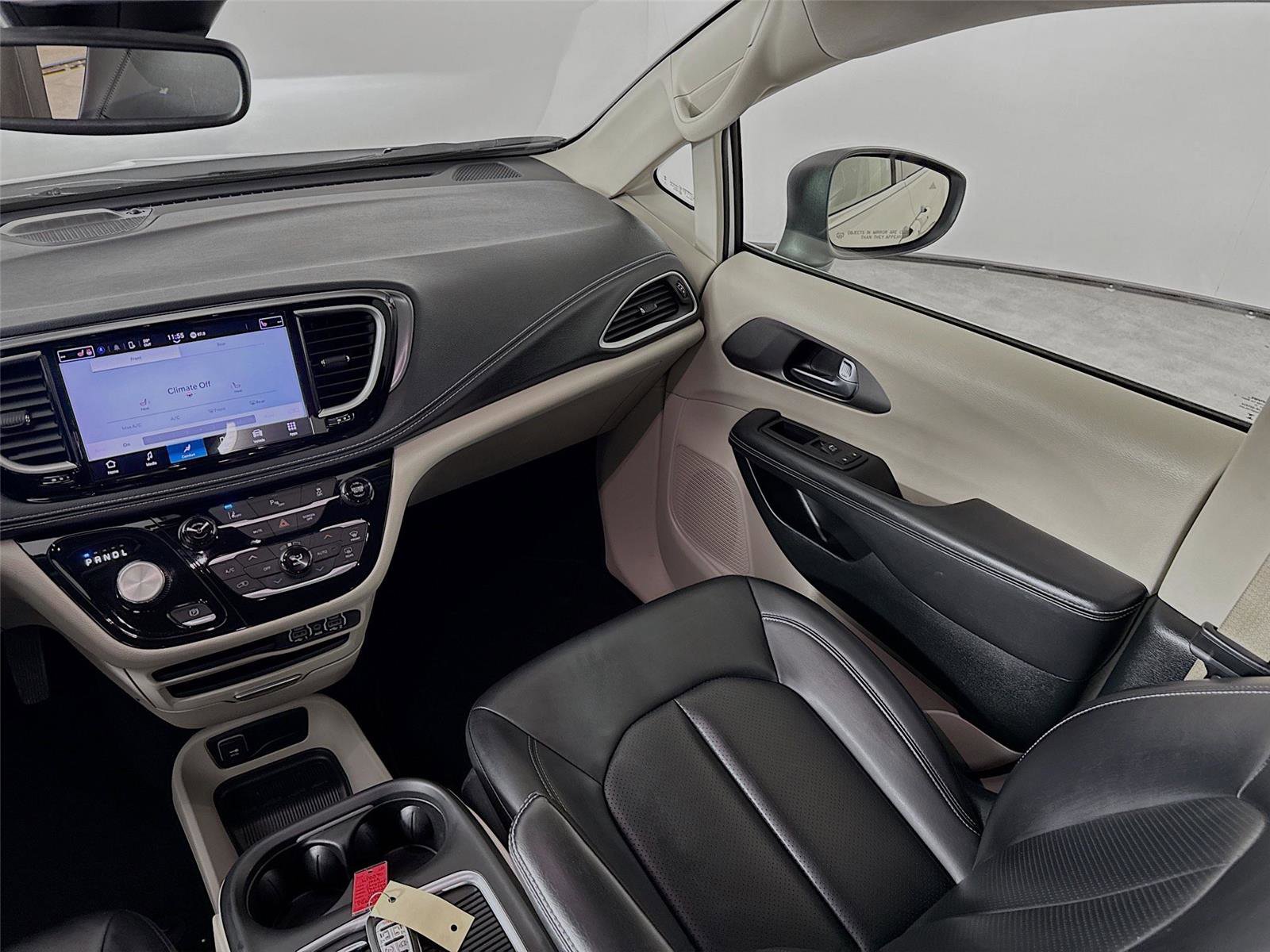 Used 2023 Chrysler Pacifica Touring-L image 24