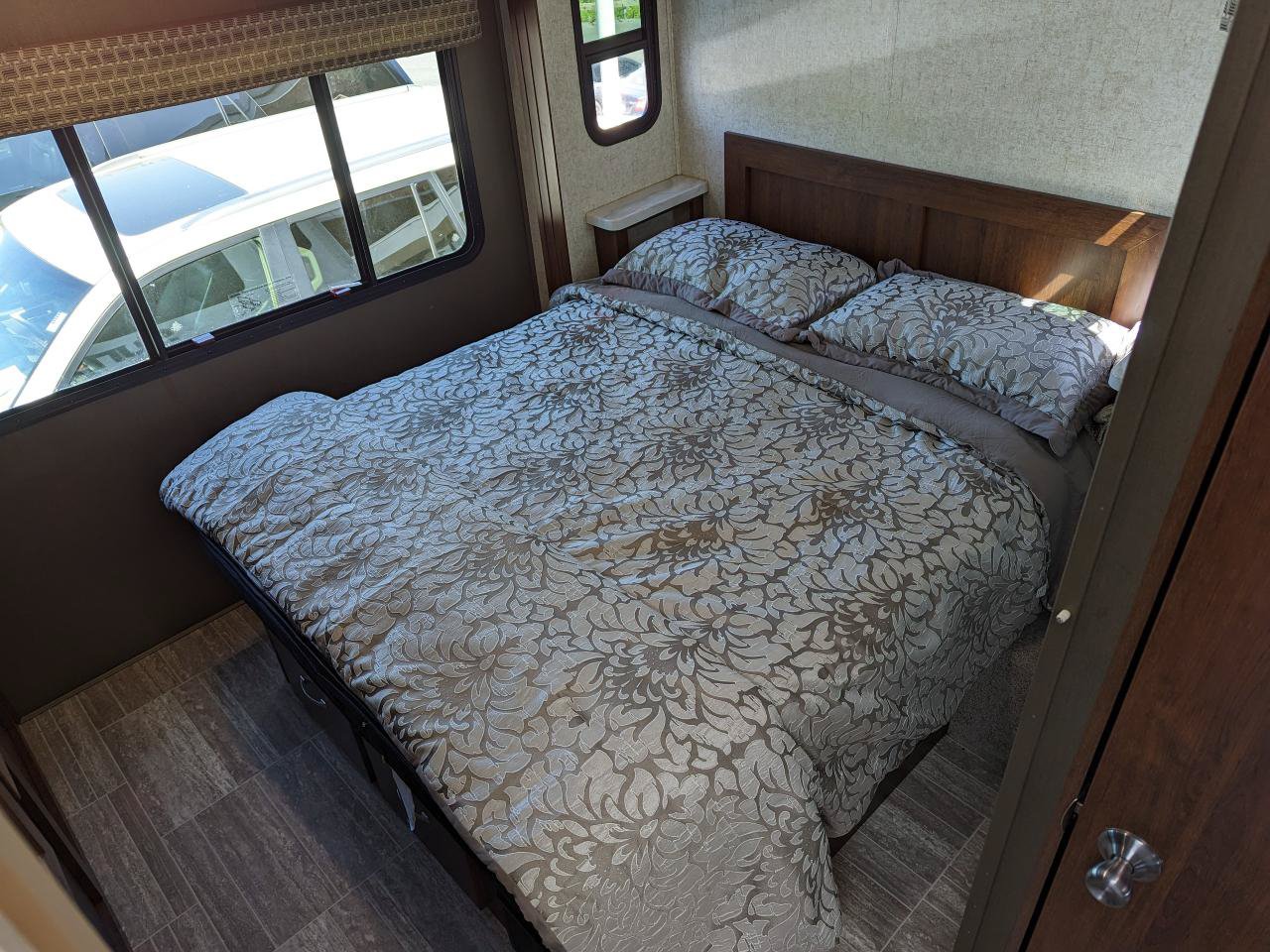 Used 2019 Chevrolet Express 4500 w/ RV Package RWD image 93