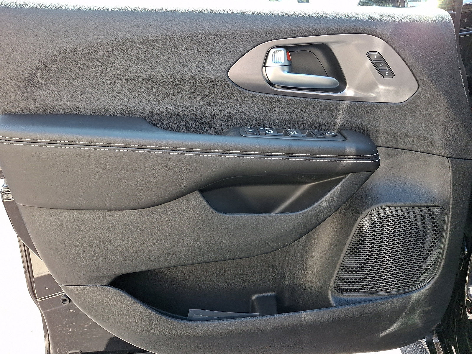 New 2026 Chrysler Pacifica Select FWD image 8