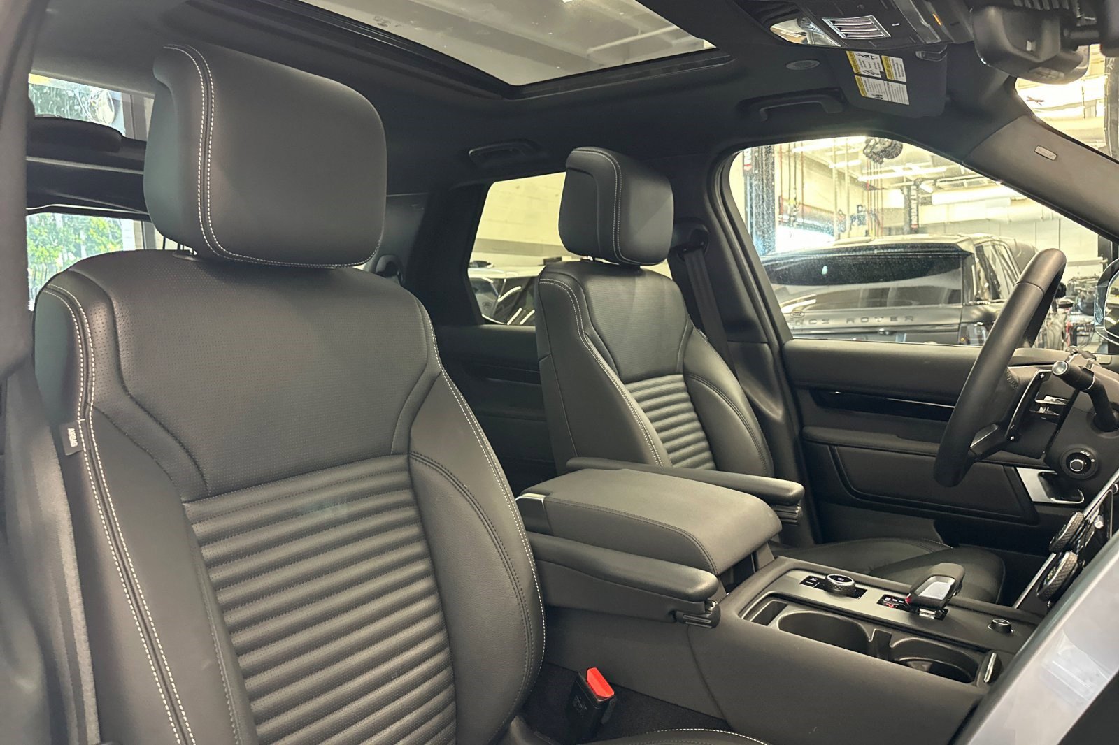 Certified 2025 Land Rover Discovery S image 31