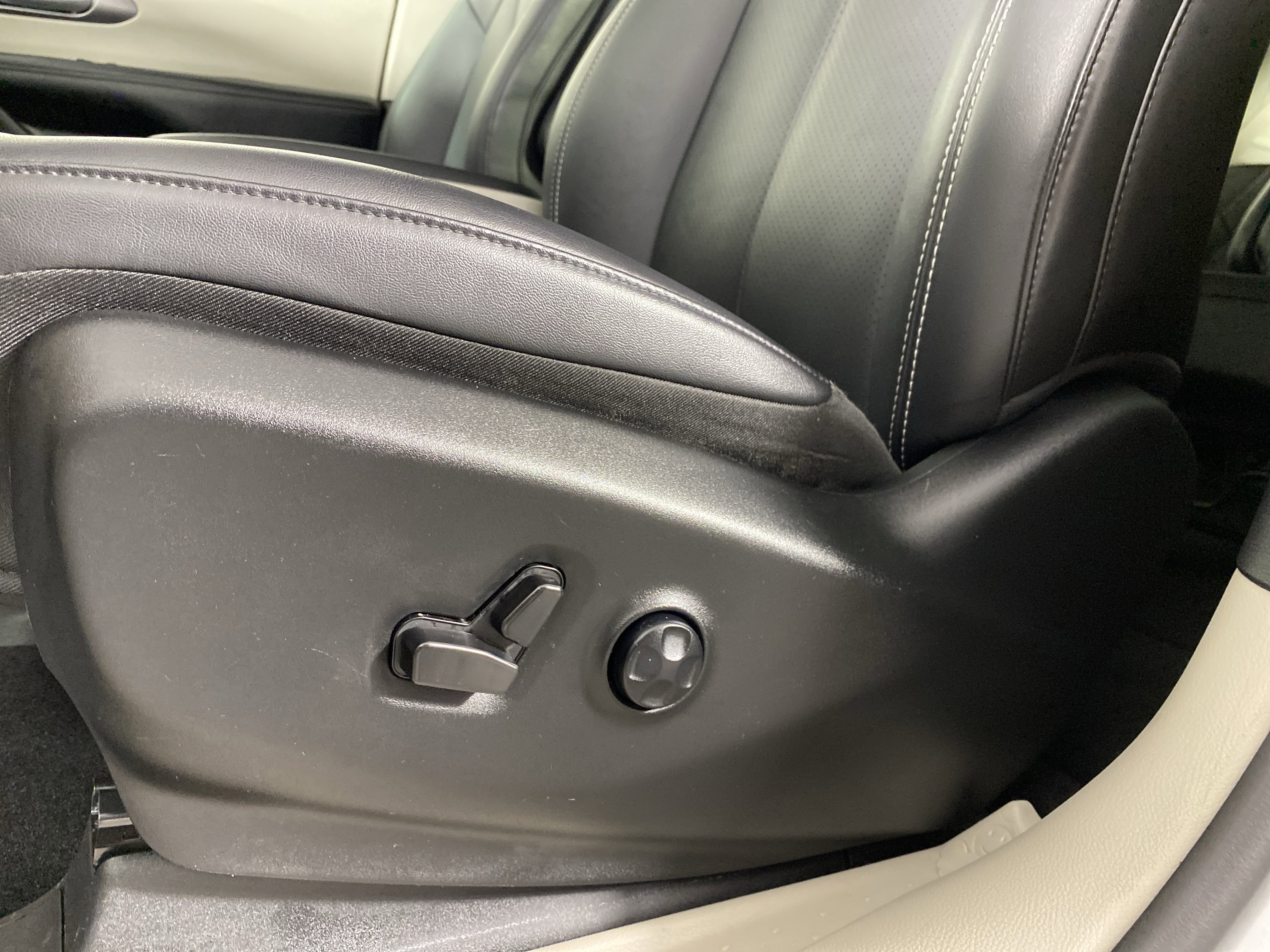 Used 2024 Chrysler Pacifica Touring-L image 17